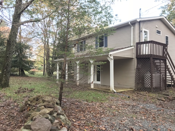 Front of home, covered porch