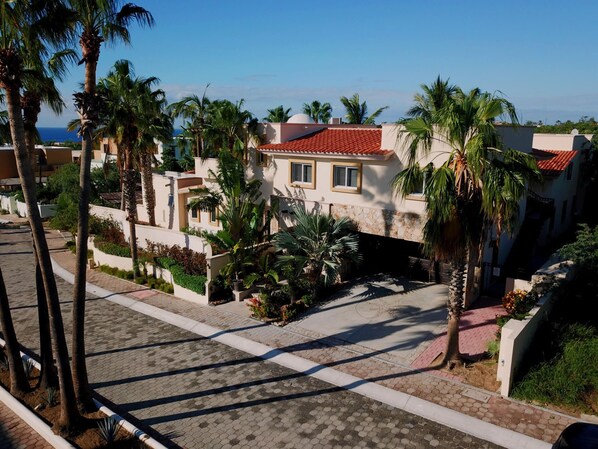 Welcome to Villa Elegante'!