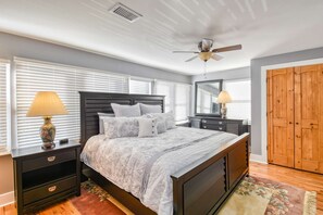 A luxurious king bed awaits you in this generously sized master bedroom.