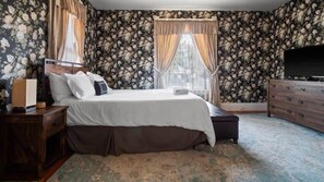 Primary Bedroom - Queen Bed