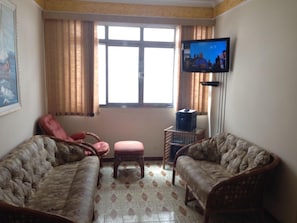 Sala de estar c/ sofas; TV digital; Som.