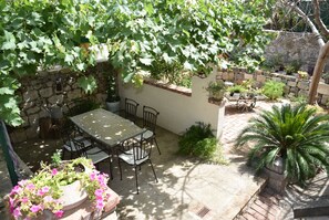 garden - outdoor sitting area