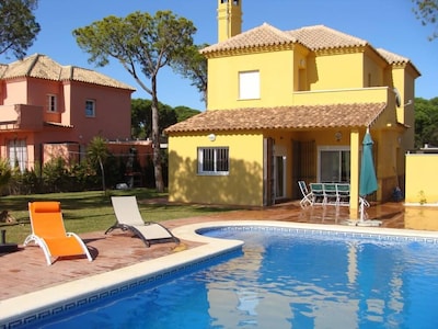 Villa con jardín y piscina independiente