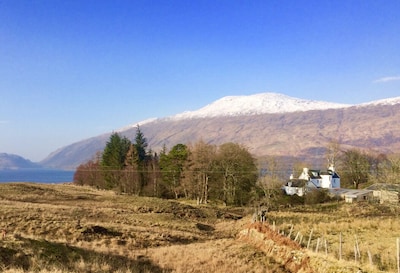 Traditionelles, charaktervolles Bauernhaus mit Blick auf Loch Awe und Ben Cruachan