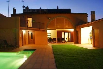 Casa rural para 14 personas con wifi gratis, BBQ a 18km de Figueras