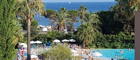 VUE BALCON MER ET PLAGE A 100M