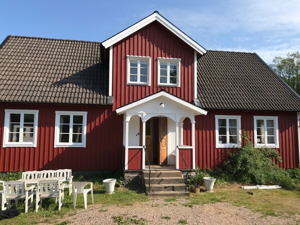 Hus södersida.