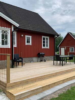 ny terass med matbord och grill och loungesoffa