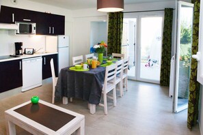 Welcome to your cozy and bright house, a short bike ride from the beach!