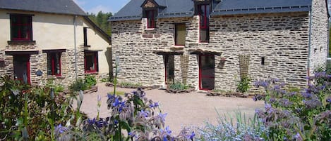 A l’orée de la forêt de Brocéliande, proche de la base de loisirs de Trémelin