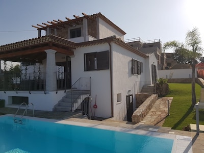 Semi-detached house with private pool in the most beautiful location of Budoni