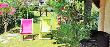 Le jardin côté terrasse.