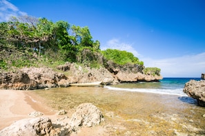 Private keyhole beach 
Bring water shoes