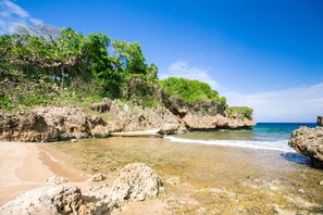 Private keyhole beach 
Bring water shoes