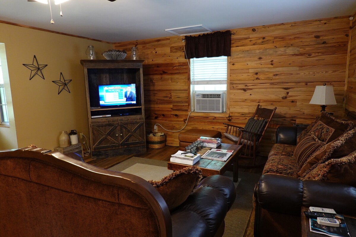 London’s Mountain House – Cozy Romantic mountain cabin – easy paved road access