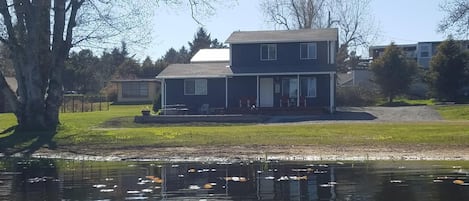 GG's Lake House is on Neacoxie Lake