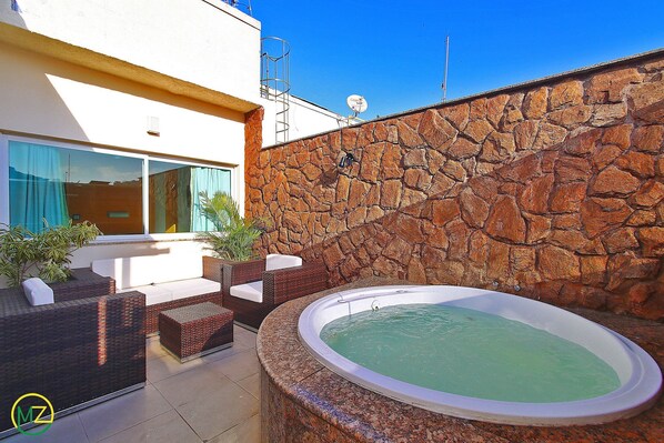 Outdoor spa tub