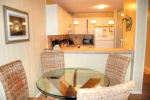 Mariners Cove 219B dining