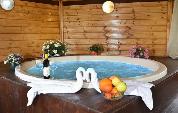 Jetted bathtub