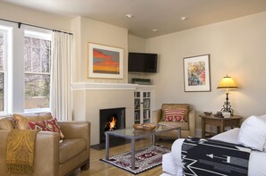 Casa Simpatica: comfortable seating for all in front of the fire.