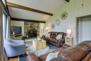 Living Room | Flat-Screen TV | Fireplace | Vaulted Ceilings