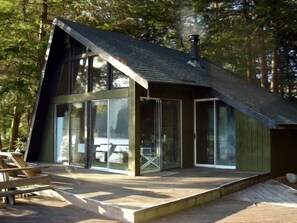 The entire front of the cabin offers spectacular views of the lake.