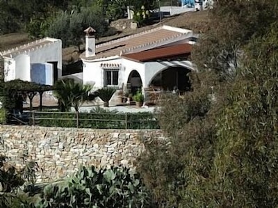 Villa With Heated Pool, AirCon, Spanish kitchen with pizza oven, free WiFi