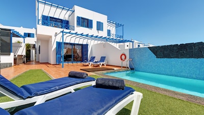 Villa moderna con piscinas privadas con calefacción eléctrica y wifi