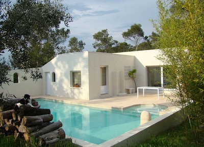 AU COIN DU LOUP Gîte moderne, baigné de lumière avec terrasse et piscine privée