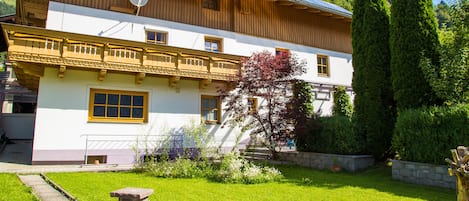 Gartenblick mit Balkon