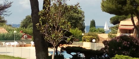 Vue mer et piscine de la terrasse et chambre