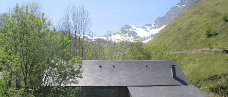 chalet avec montagnes en arrière-plan