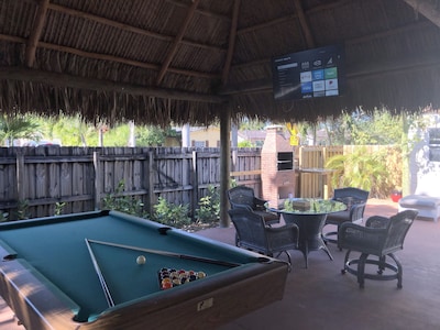 Laurel House Miami, Large Pool, BBQ & Tiki - Close to MIA, Cruise Port & Beaches