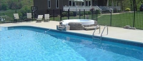 Large pool and hot tub in back yard