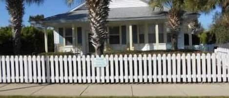 Sundial Cottage - Crystal Beach -Destin - Private Pool -Great Location!