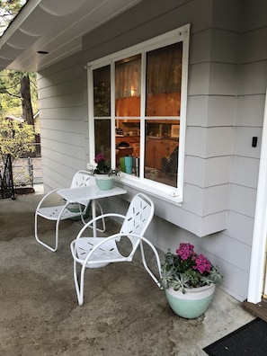 Front Porch Lounge