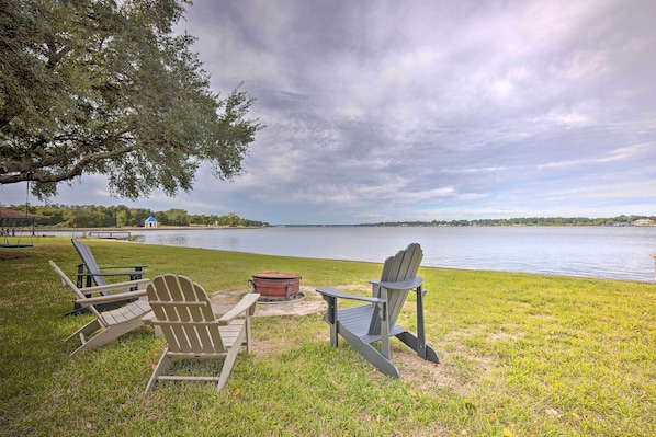 Willis Vacation Rental | 4BR | 3.5BA | 2 Stories | 2,900 Sq Ft | Step-Free Acces