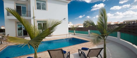 Villa Halle, Stunning 3 Bedroom Protaras Villa