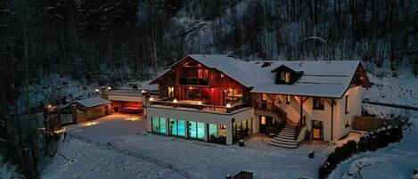 Le Lodge by night