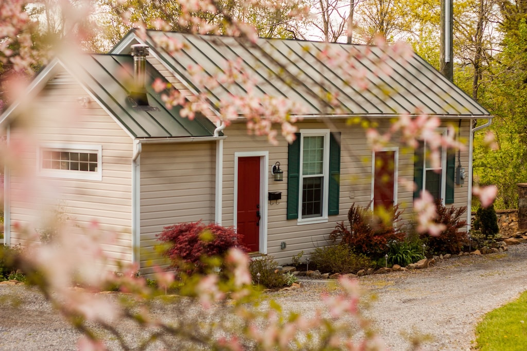 Vacation rental Artist's Studio cottage
