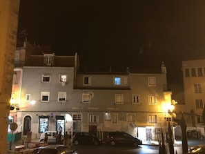 Vista frontal de la propiedad por la tarde o noche