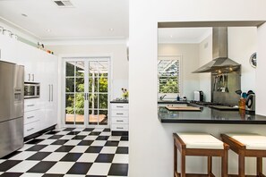 Gourmet kitchen, gas cooking and breakfast bar