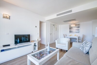 Mod. Apartment in Cala Millor, directly on the sea, free WIFI, up to 4 pers.