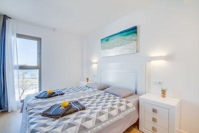 Mod. Apartment in Cala Millor, directly on the sea, free WIFI, up to 4 pers.