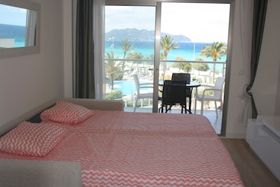 Mod. Apartment in Cala Millor, directly on the sea, free WIFI, up to 4 pers.