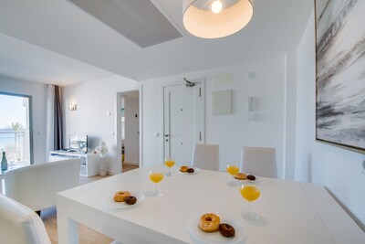 Mod. Apartment in Cala Millor, directly on the sea, free WIFI, up to 4 pers.