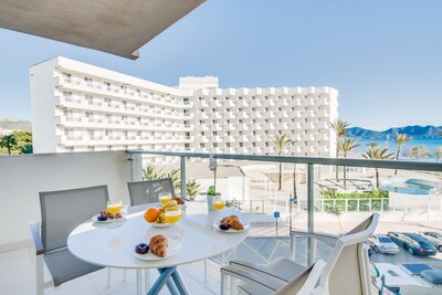 Mod. Apartment in Cala Millor, directly on the sea, free WIFI, up to 4 pers.