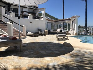 Pool und Terrasse der Villa Finca Costa Blanca