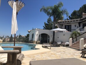 Pool und Terrasse der Villa Finca Costa Blanca