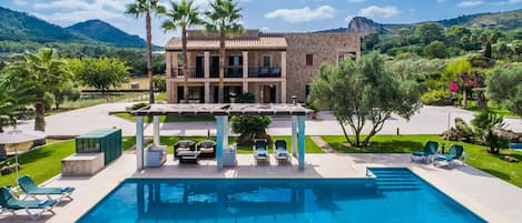 Rustic finca in Alcudia with pool and terraces.